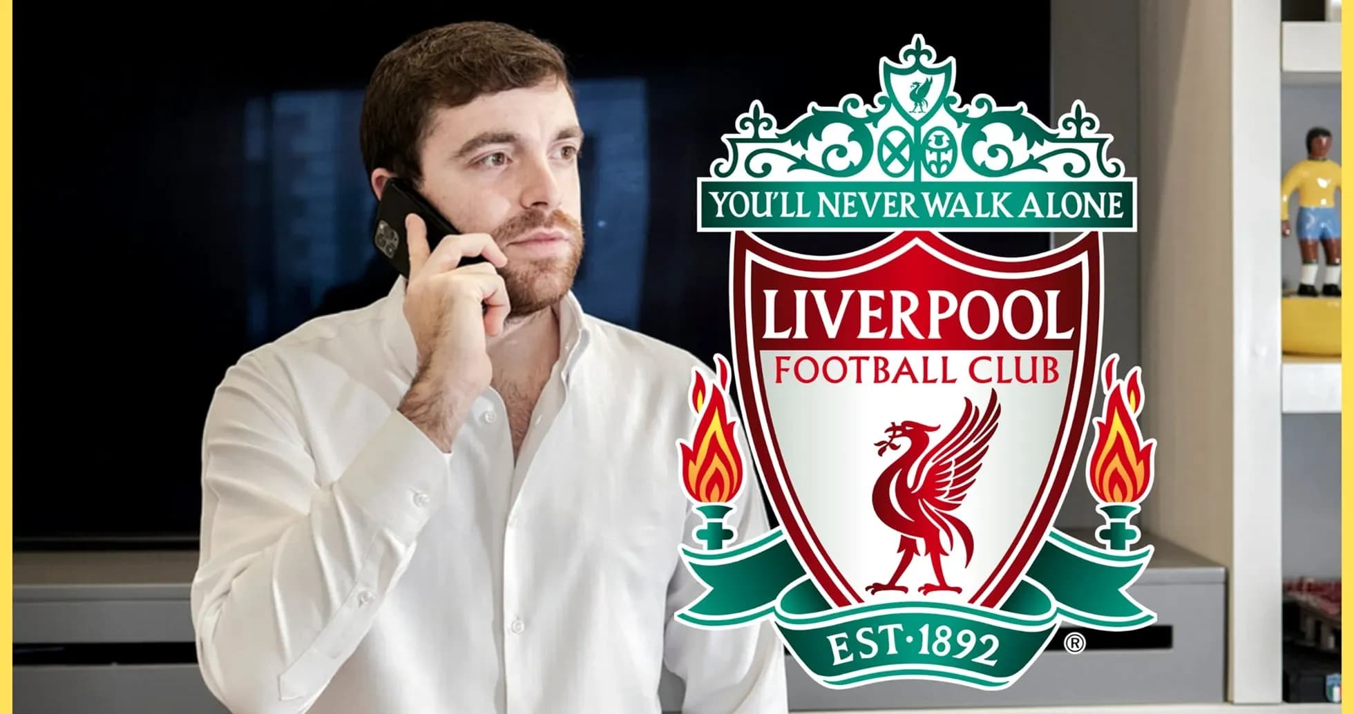 Hombre hablando por teléfono junto al logo de Liverpool Hombre hablando por teléfono junto al logo de Liverpool