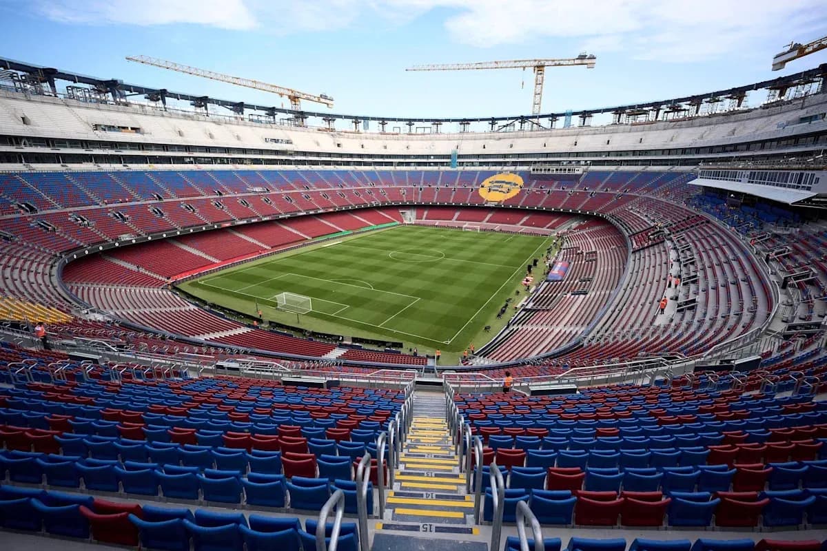 Vista del estadio con césped y gradas vacías Vista del estadio con césped y gradas vacías