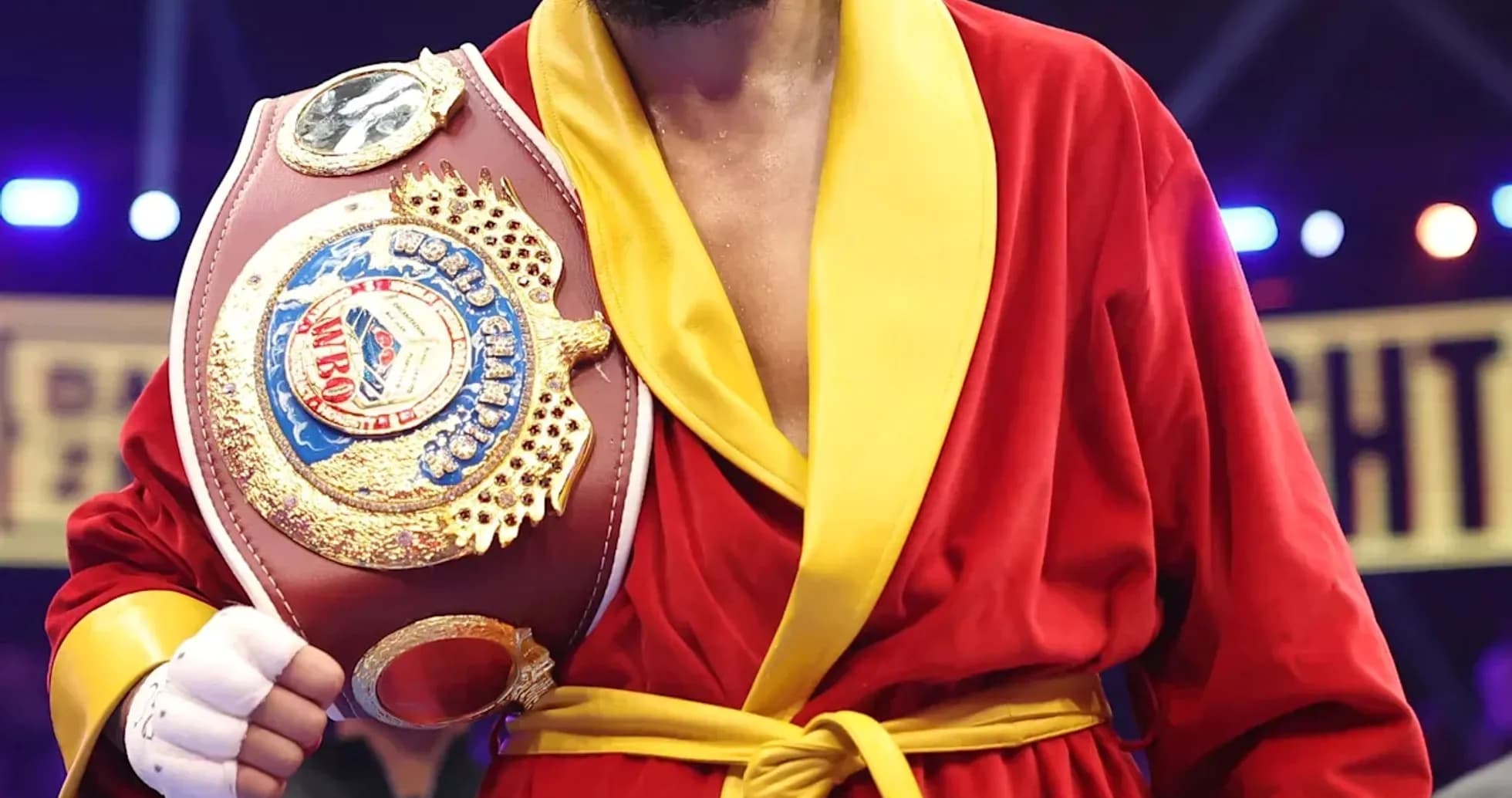 Boxeador sosteniendo cinturón en ring Boxeador sosteniendo cinturón en ring