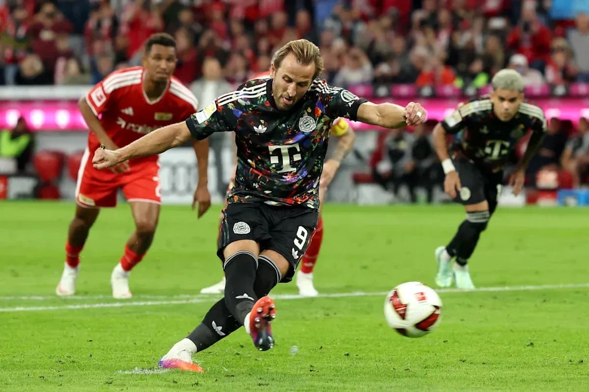 Jugador ejecutando un tiro penal durante el partido Jugador ejecutando un tiro penal durante el partido