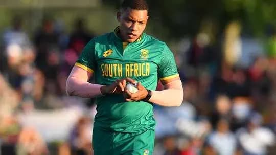 Jugador de rugby de Sudáfrica con balón en mano Jugador de rugby de Sudáfrica con balón en mano
