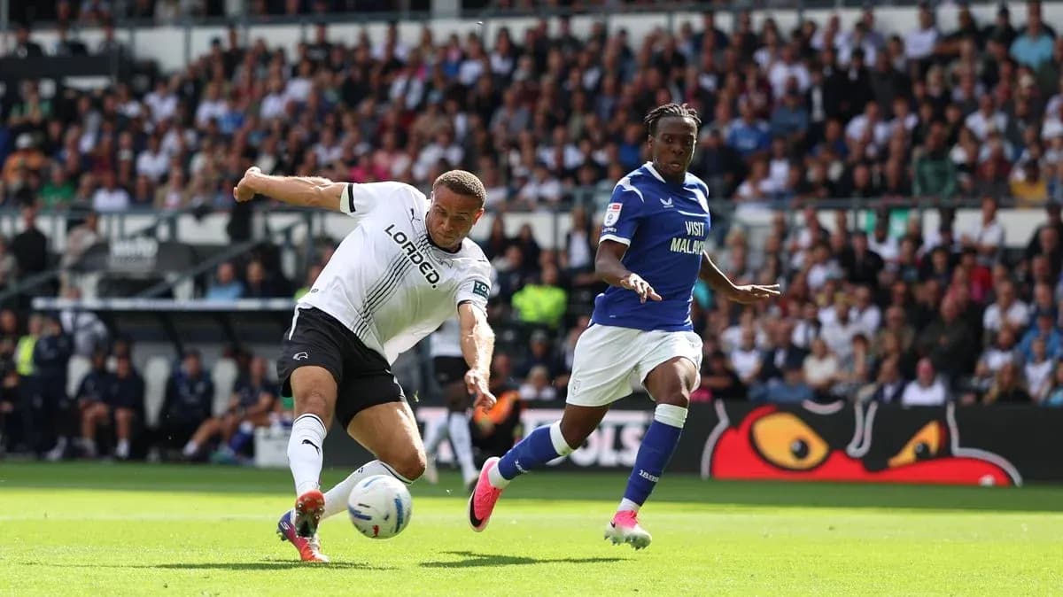 Jugador de Derby County despejando el balón en partido Jugador de Derby County despejando el balón en partido