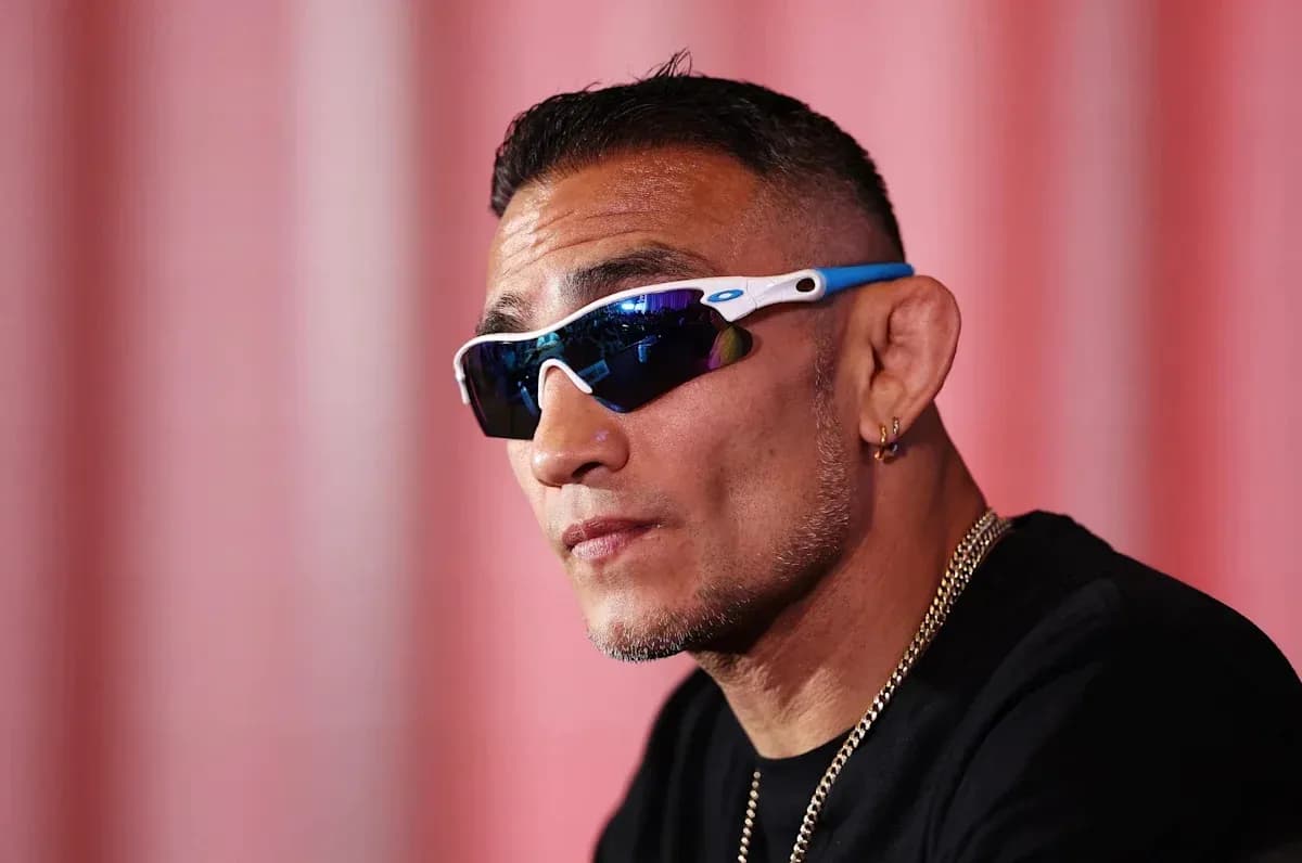 Luchador con gafas oscuras en conferencia de prensa Luchador con gafas oscuras en conferencia de prensa