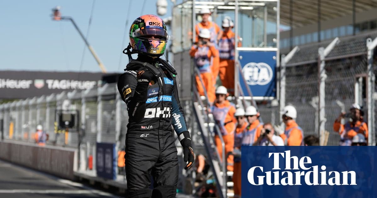 Piloto de Fórmula 1 en el circuito tras carrera Piloto de Fórmula 1 en el circuito tras carrera