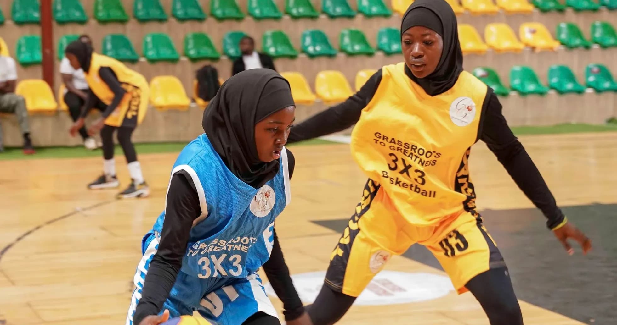 Jugadoras de baloncesto compitiendo en un partido 3x3 Jugadoras de baloncesto compitiendo en un partido 3x3