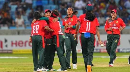 Jugadoras de Bangladesh celebrando una victoria en el cricket Jugadoras de Bangladesh celebrando una victoria en el cricket