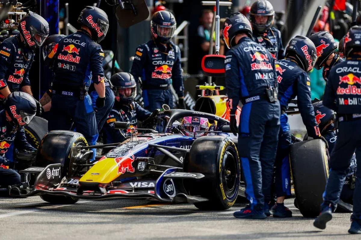 Equipo de Red Bull realizando una parada en boxes Equipo de Red Bull realizando una parada en boxes