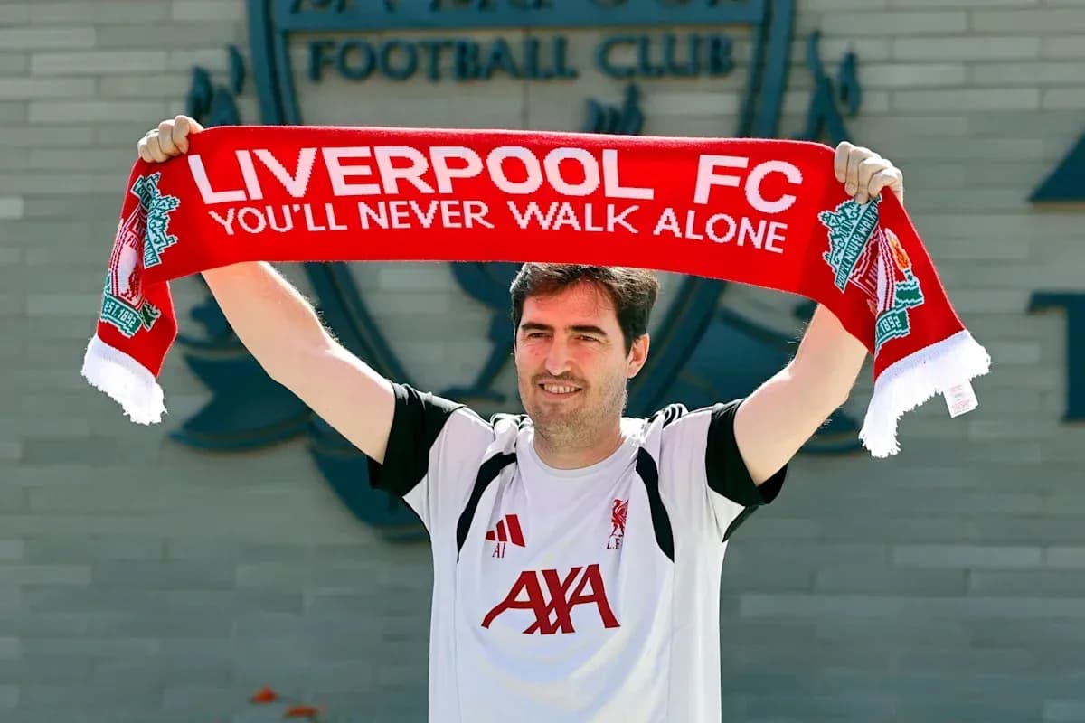 Jugador levantando bufanda de Liverpool FC Jugador levantando bufanda de Liverpool FC