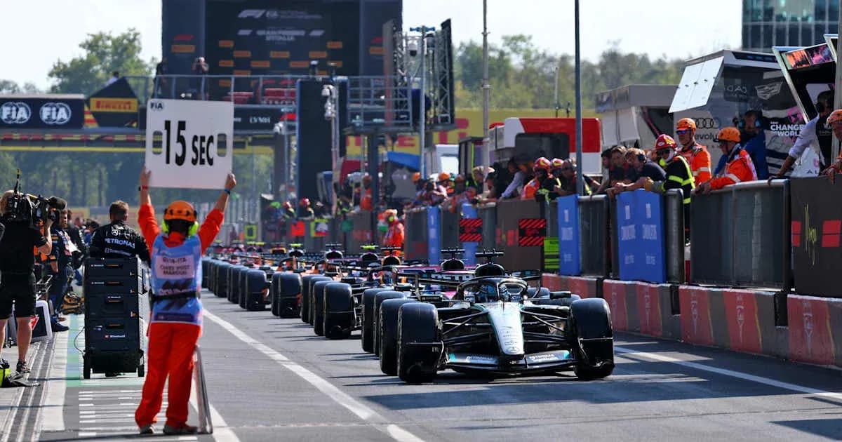 Pilotos en boxes con señal de penalización de 15 segundos Pilotos en boxes con señal de penalización de 15 segundos