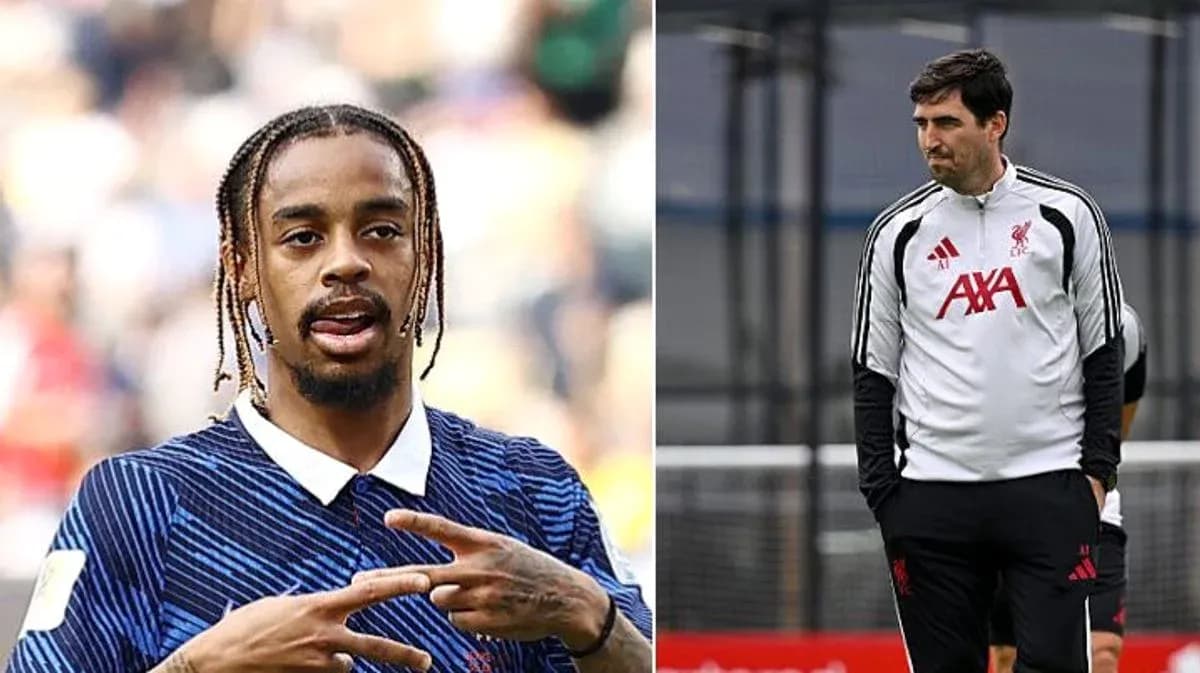 Jugador mostrando gesto y entrenador en sesión de entrenamiento Jugador mostrando gesto y entrenador en sesión de entrenamiento