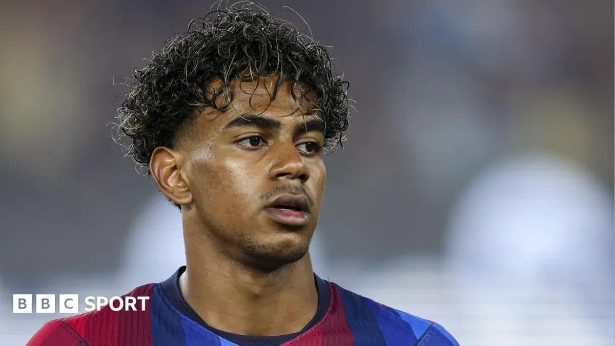 Jugador de Barcelona en partido, mirando hacia adelante Jugador de Barcelona en partido, mirando hacia adelante