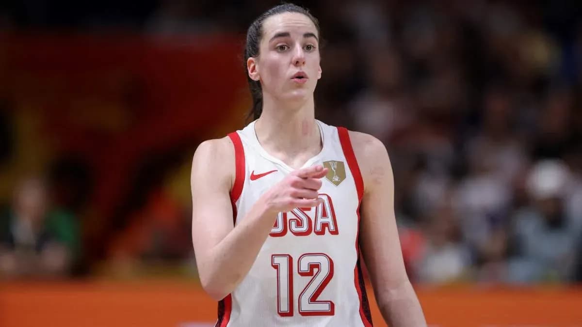 Jugadora de baloncesto USA señalando durante el partido Jugadora de baloncesto USA señalando durante el partido