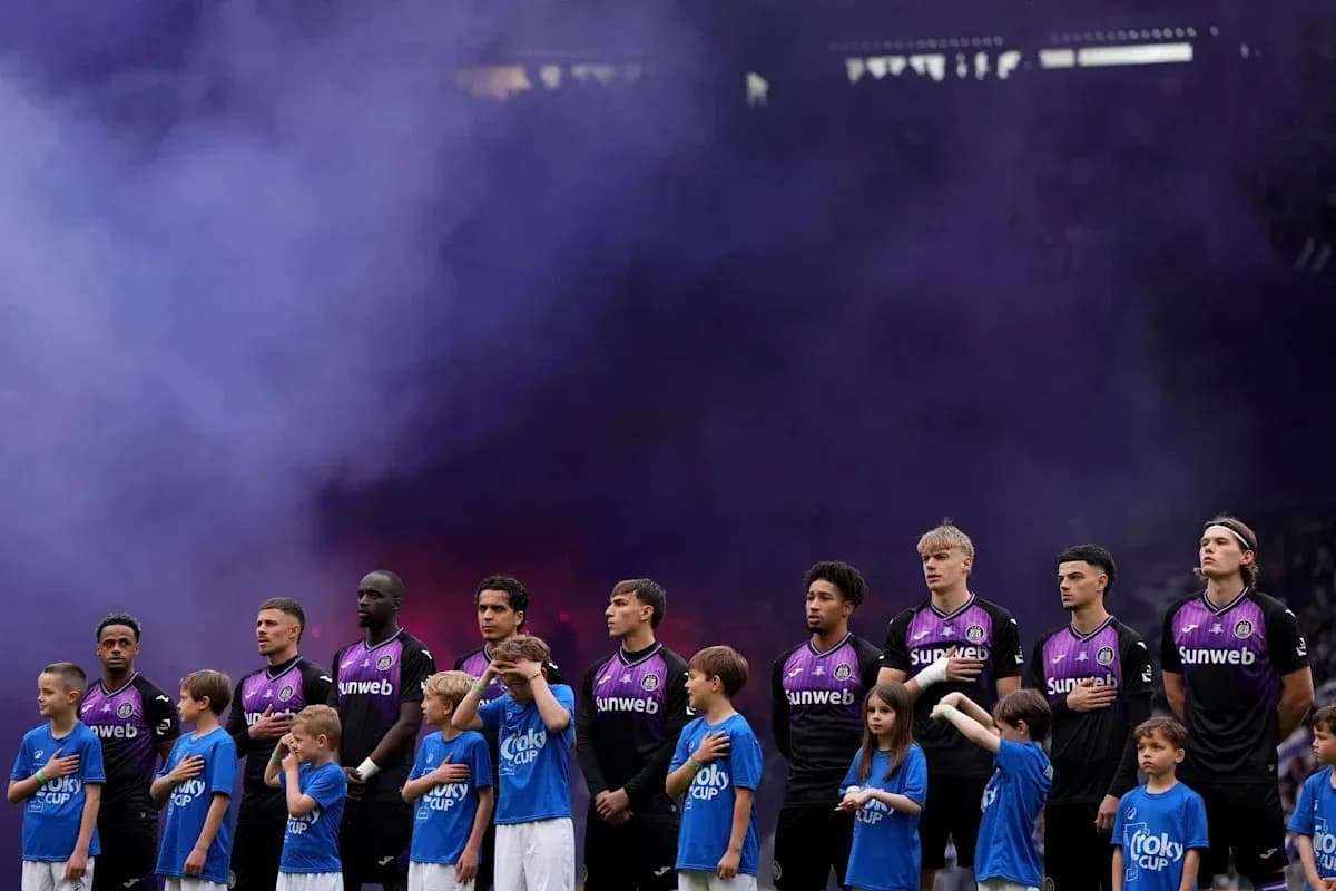 Jugadores alineados con niños antes del partido Jugadores alineados con niños antes del partido