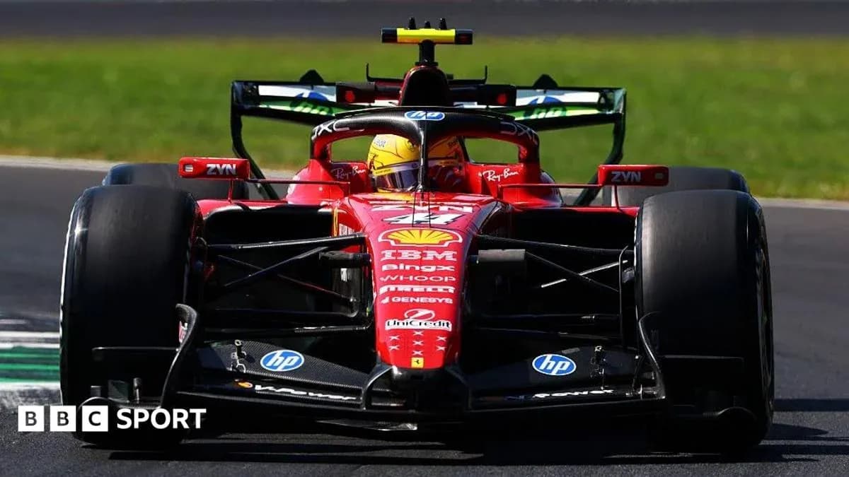 Coche de Fórmula 1 de Ferrari en pista Coche de Fórmula 1 de Ferrari en pista