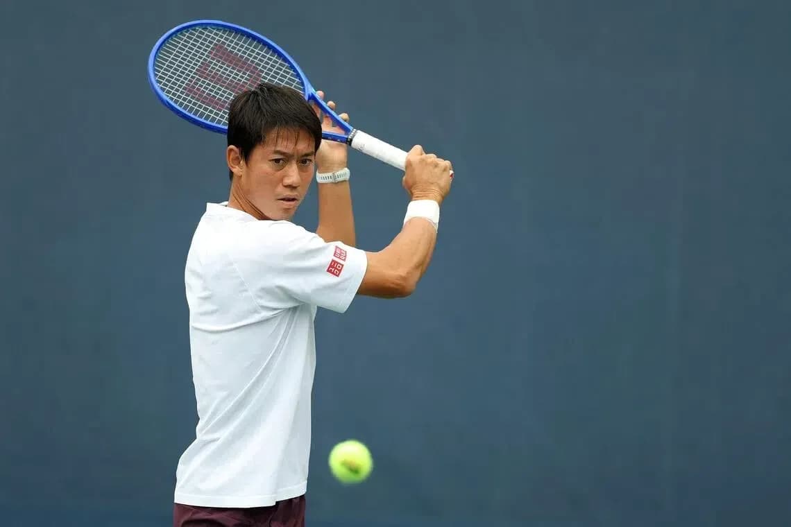 Jugador de tenis preparándose para golpear la pelota Jugador de tenis preparándose para golpear la pelota