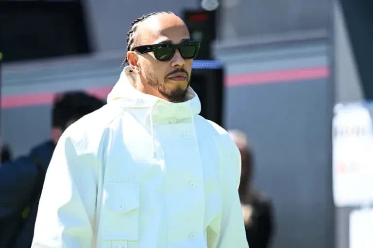 Lewis Hamilton llegando al circuito con gafas de sol Lewis Hamilton llegando al circuito con gafas de sol
