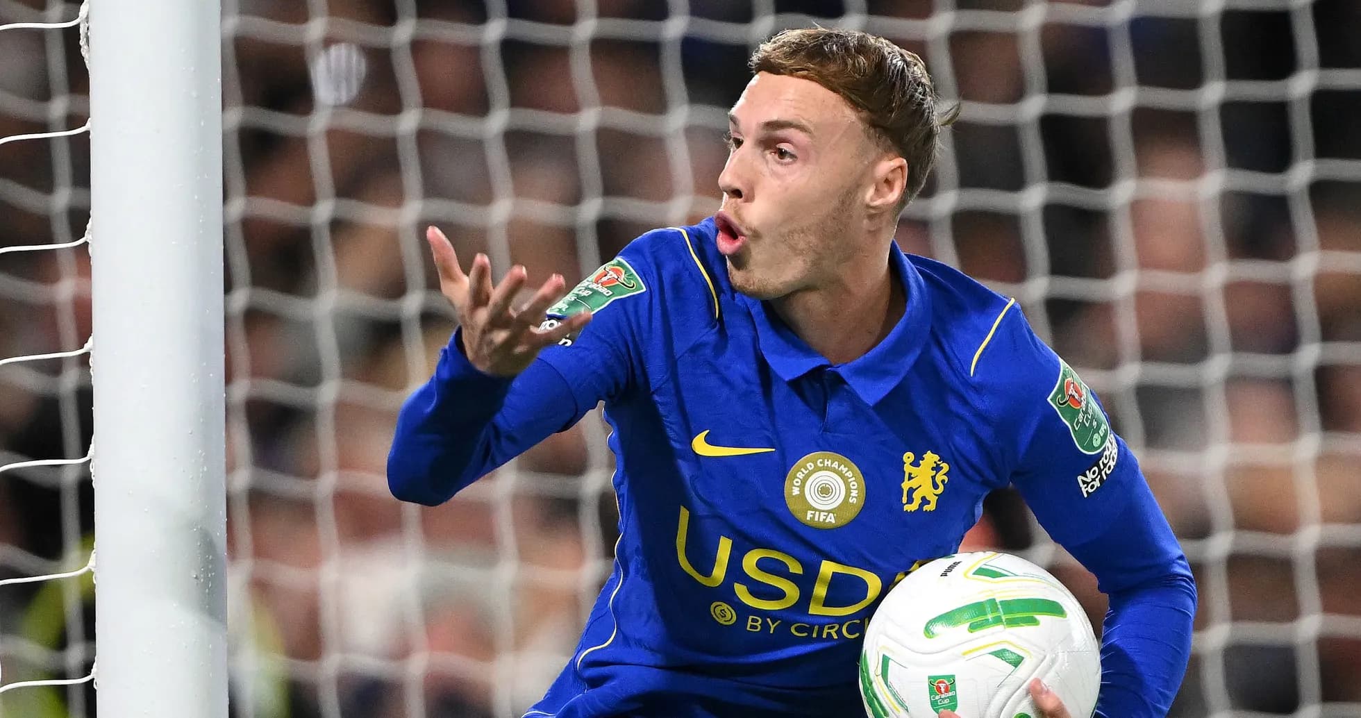 Jugador de Chelsea protestando con el balón en mano Jugador de Chelsea protestando con el balón en mano