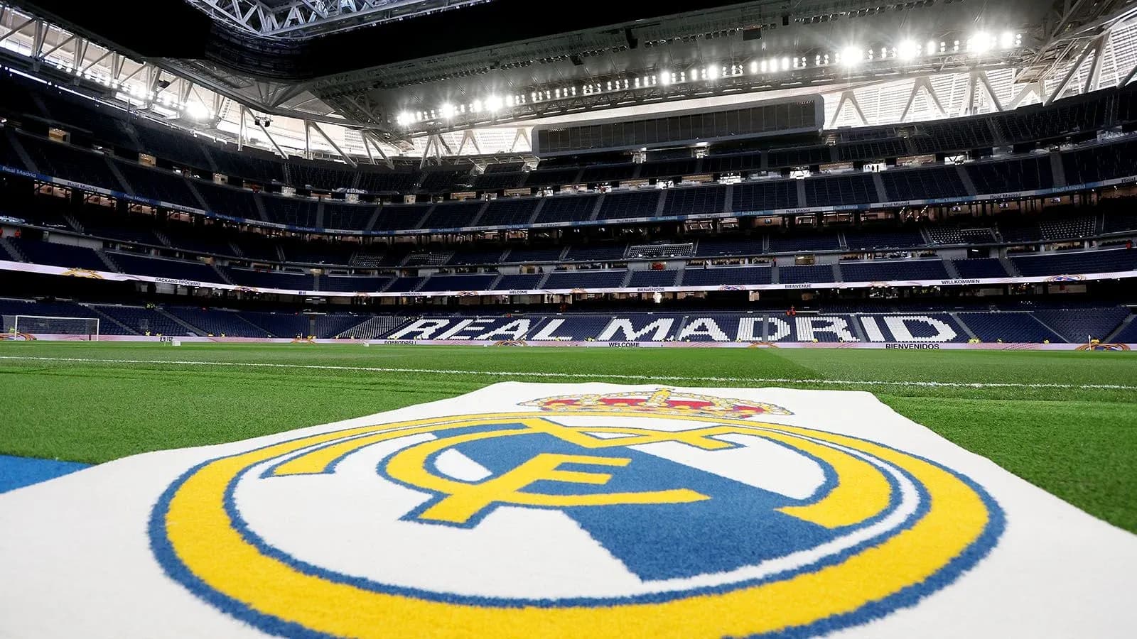 Logo de Real Madrid en el césped del estadio Logo de Real Madrid en el césped del estadio