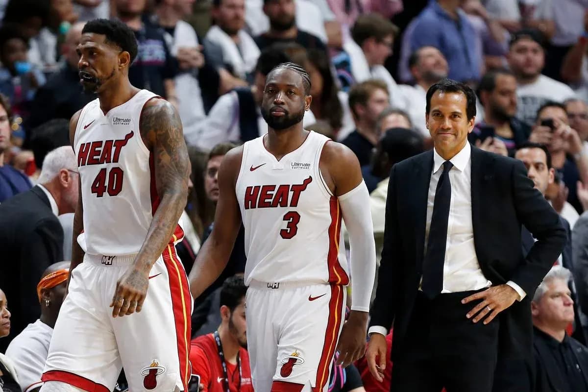Jugadores de Miami Heat y entrenador en la cancha Jugadores de Miami Heat y entrenador en la cancha