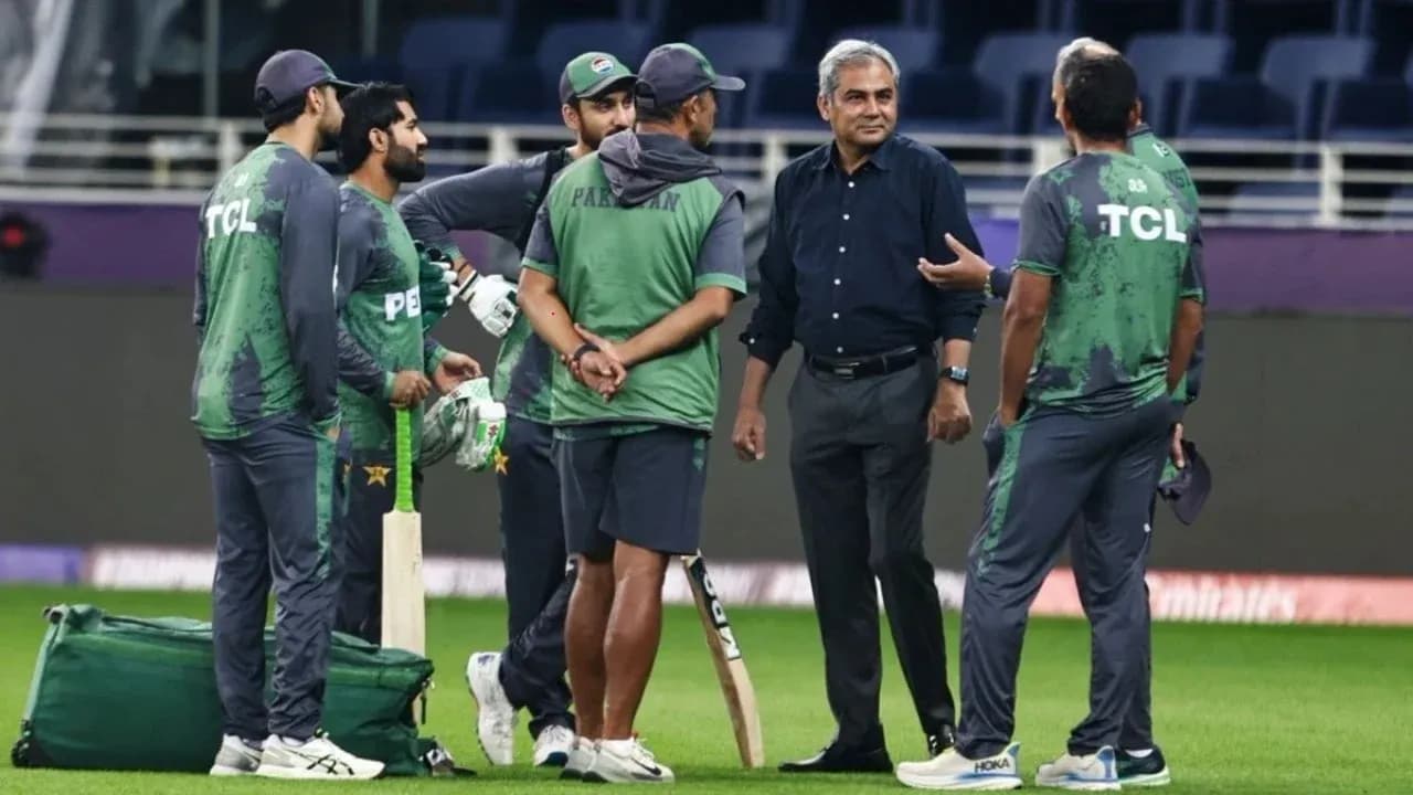 Jugadores de cricket de Pakistán en conversación con entrenador Jugadores de cricket de Pakistán en conversación con entrenador