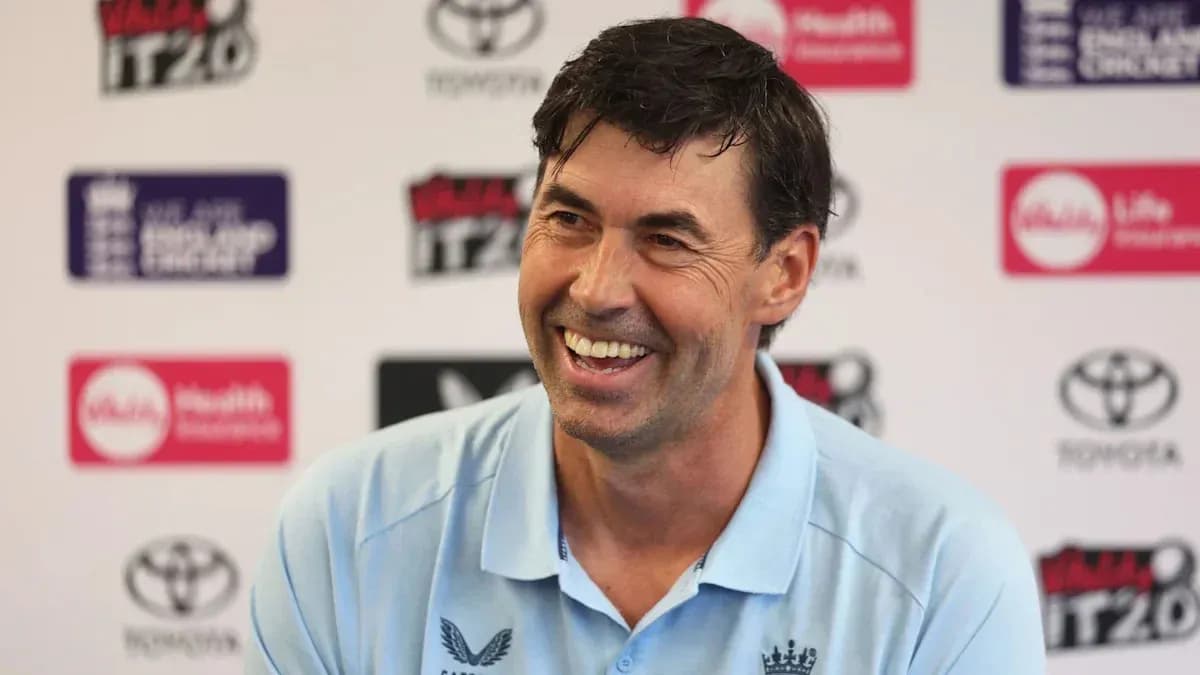Entrenador sonriente en conferencia de prensa Entrenador sonriente en conferencia de prensa
