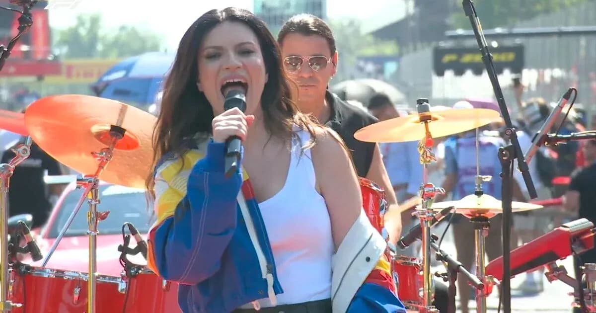 Cantante actuando en un evento musical al aire libre Cantante actuando en un evento musical al aire libre
