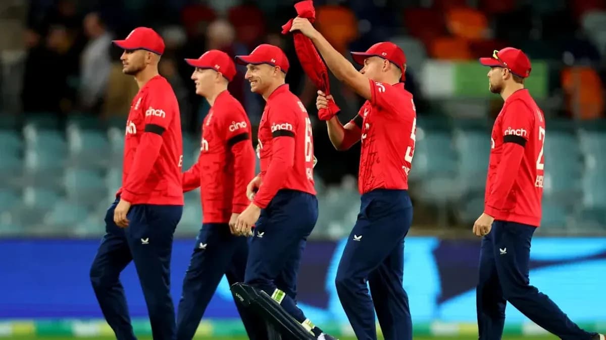 Jugadores de cricket de Inglaterra celebrando en el campo Jugadores de cricket de Inglaterra celebrando en el campo