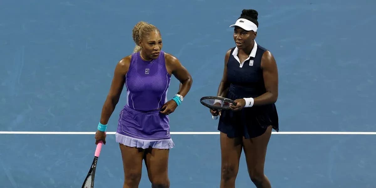 Serena y Venus Williams en la cancha de tenis Serena y Venus Williams en la cancha de tenis