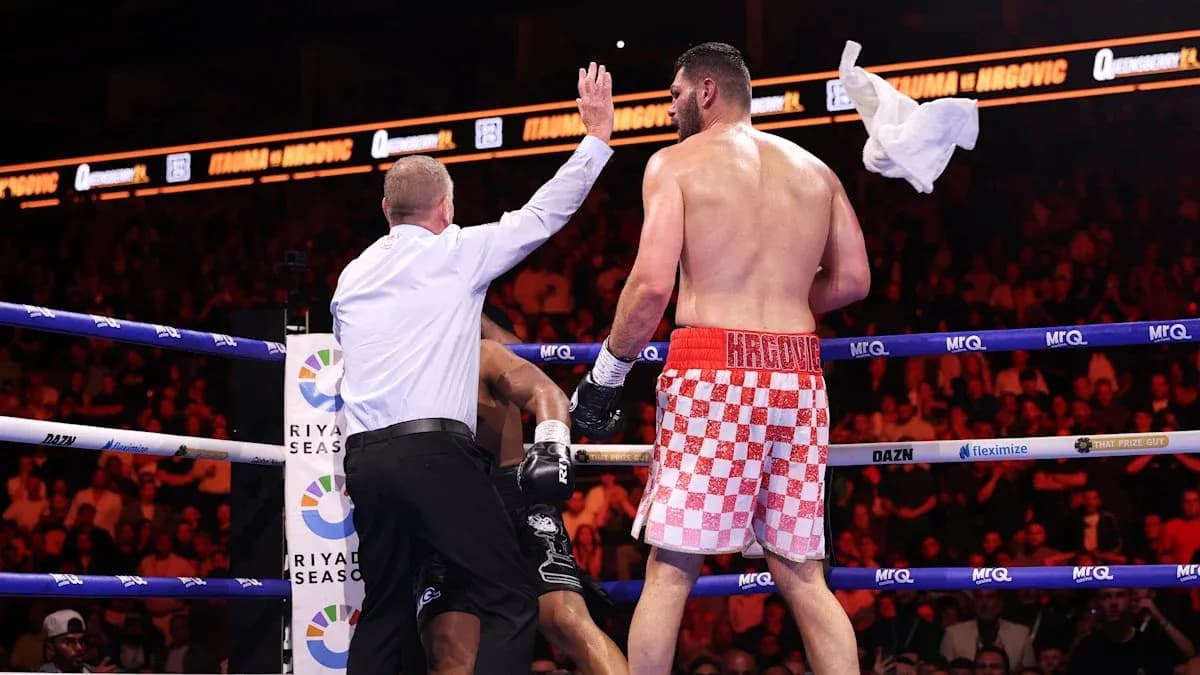 Árbitro deteniendo la pelea en el ring Árbitro deteniendo la pelea en el ring