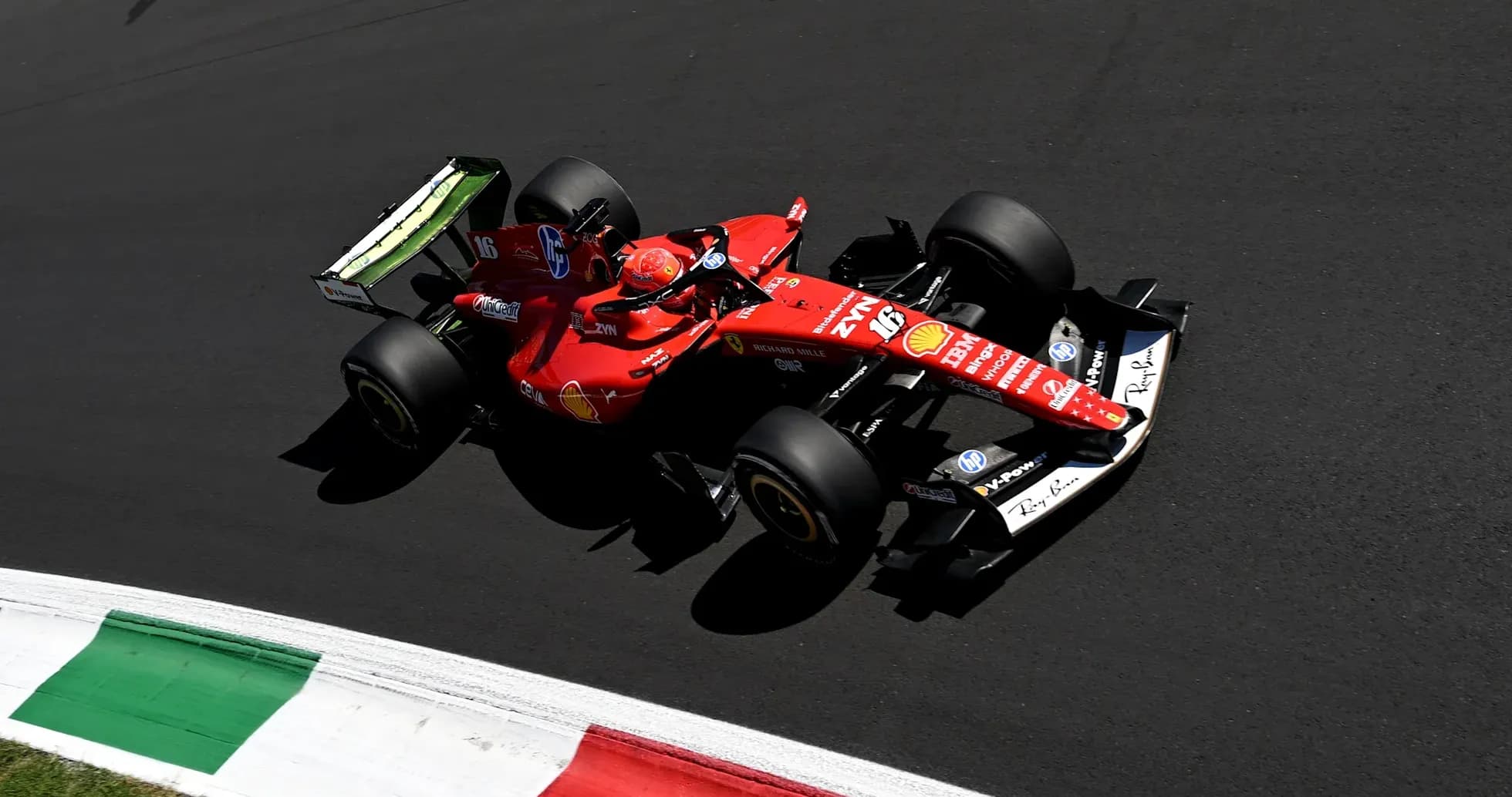 Coche de Fórmula 1 de Ferrari en pista Coche de Fórmula 1 de Ferrari en pista