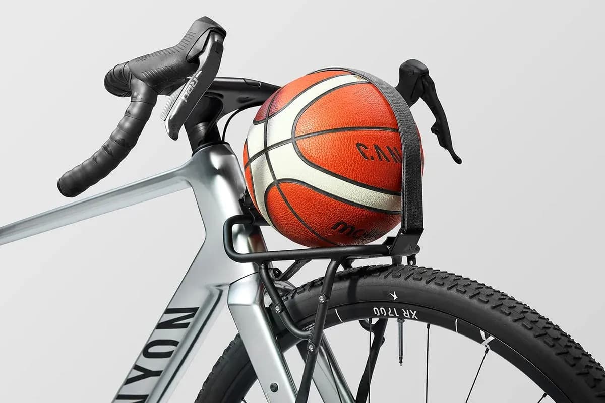 Balón de baloncesto sobre bicicleta de montaña Balón de baloncesto sobre bicicleta de montaña