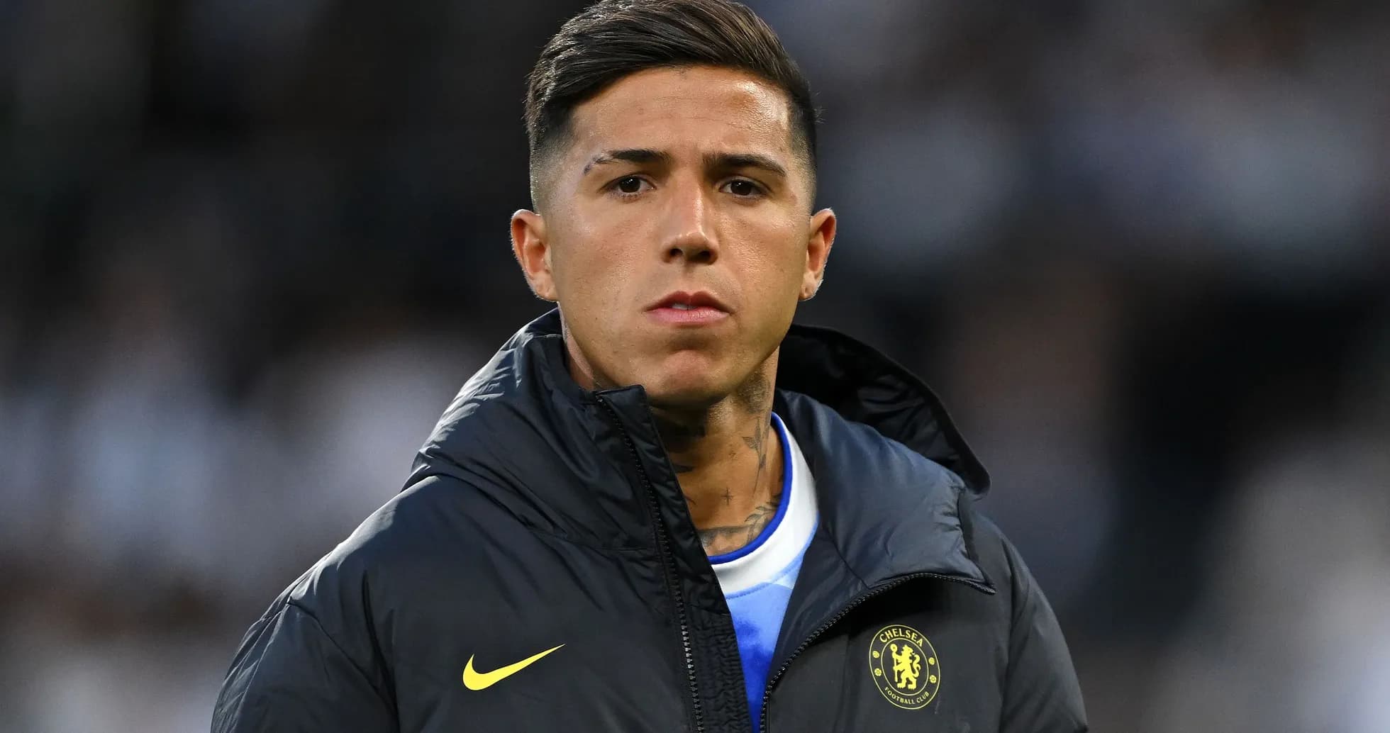 Jugador de Chelsea con chaqueta en el campo Jugador de Chelsea con chaqueta en el campo