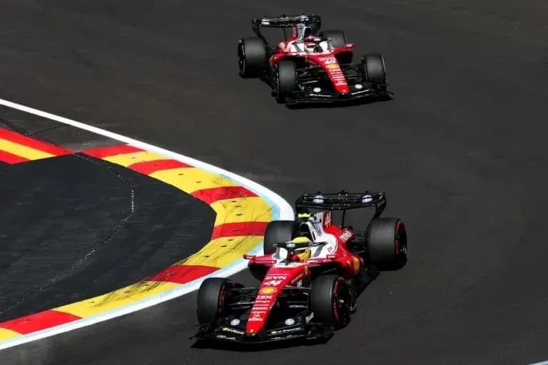Dos coches de Fórmula 1 de Ferrari en curva Dos coches de Fórmula 1 de Ferrari en curva