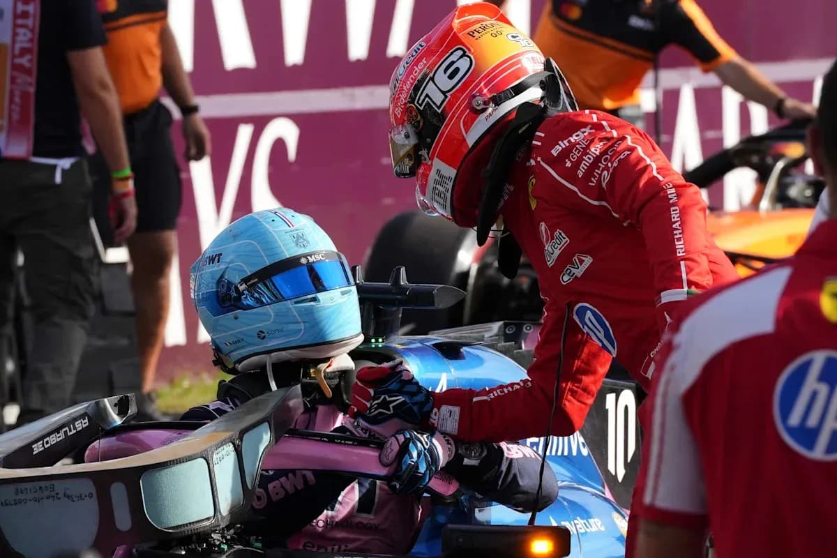 Pilotos conversando tras un incidente en la carrera Pilotos conversando tras un incidente en la carrera