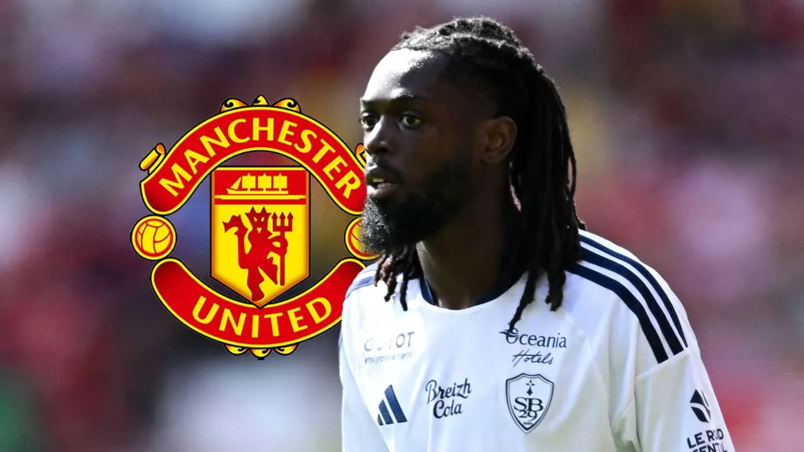 Jugador en primer plano con escudo de Manchester United Jugador en primer plano con escudo de Manchester United