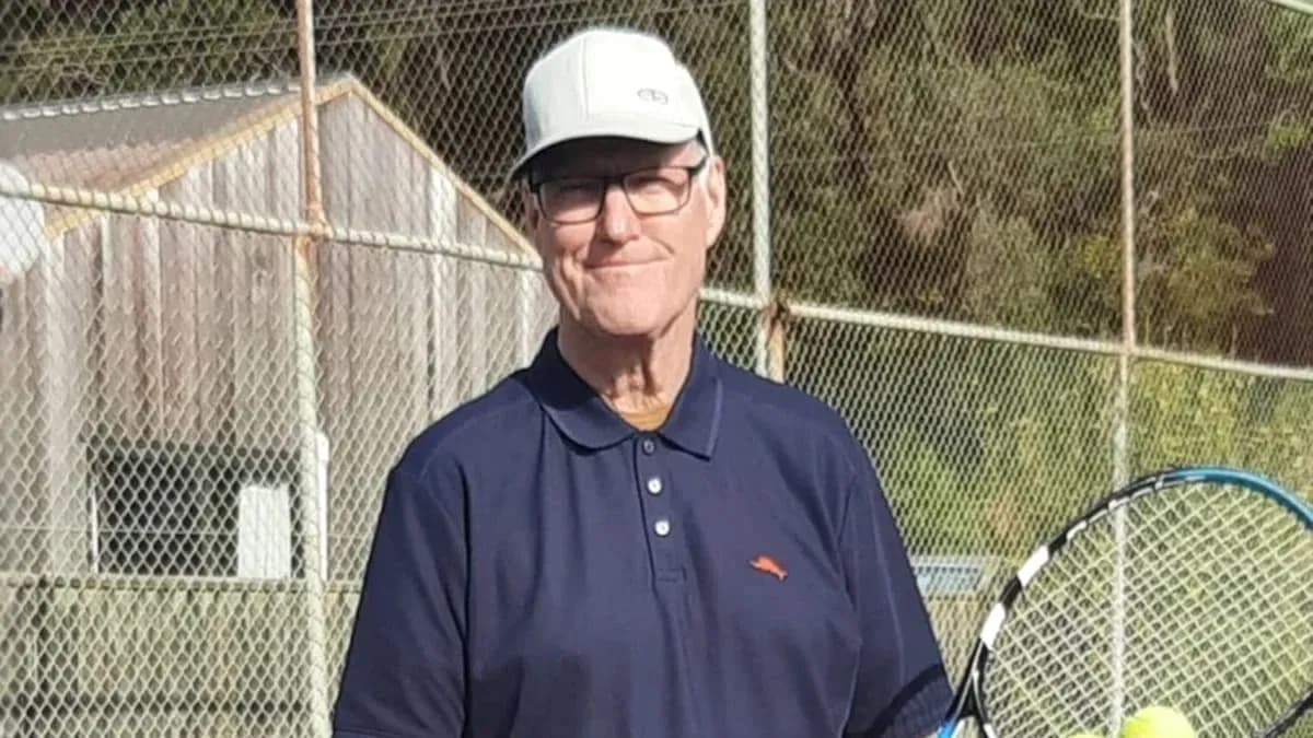 Hombre sosteniendo una raqueta de tenis en cancha Hombre sosteniendo una raqueta de tenis en cancha