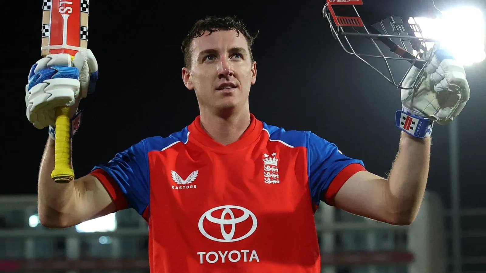 Jugador de cricket de Inglaterra celebrando con bate Jugador de cricket de Inglaterra celebrando con bate