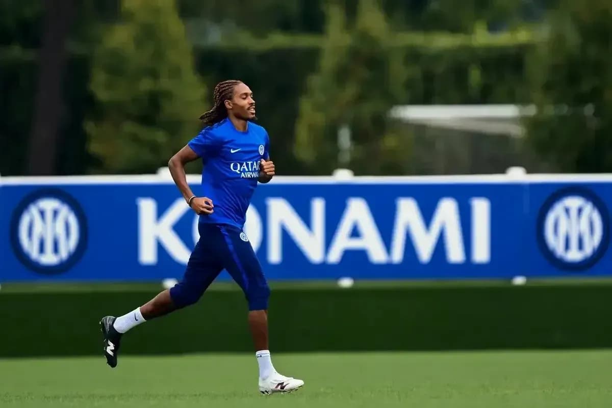 Jugador corriendo en campo de entrenamiento Jugador corriendo en campo de entrenamiento