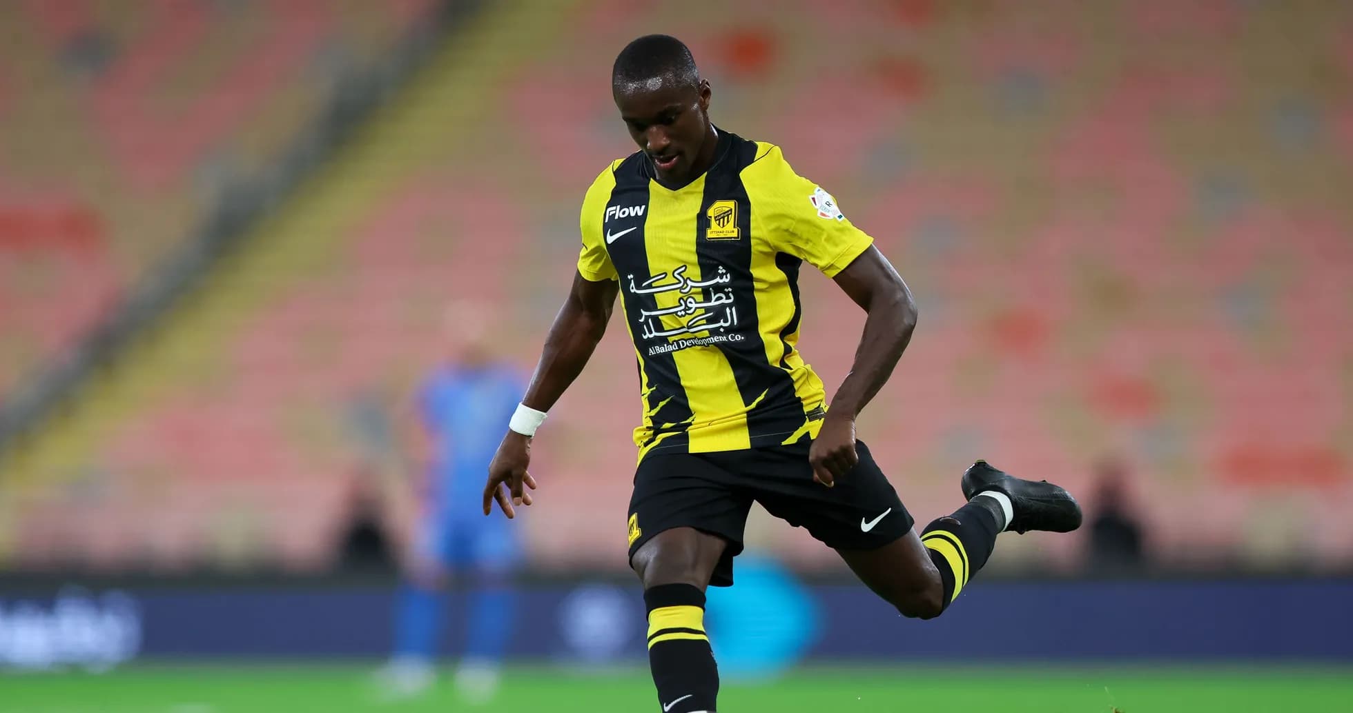 Jugador de Ittihad controlando el balón en el campo Jugador de Ittihad controlando el balón en el campo