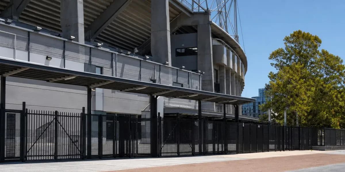 Fachada de estadio con cercas y acceso cerrado Fachada de estadio con cercas y acceso cerrado