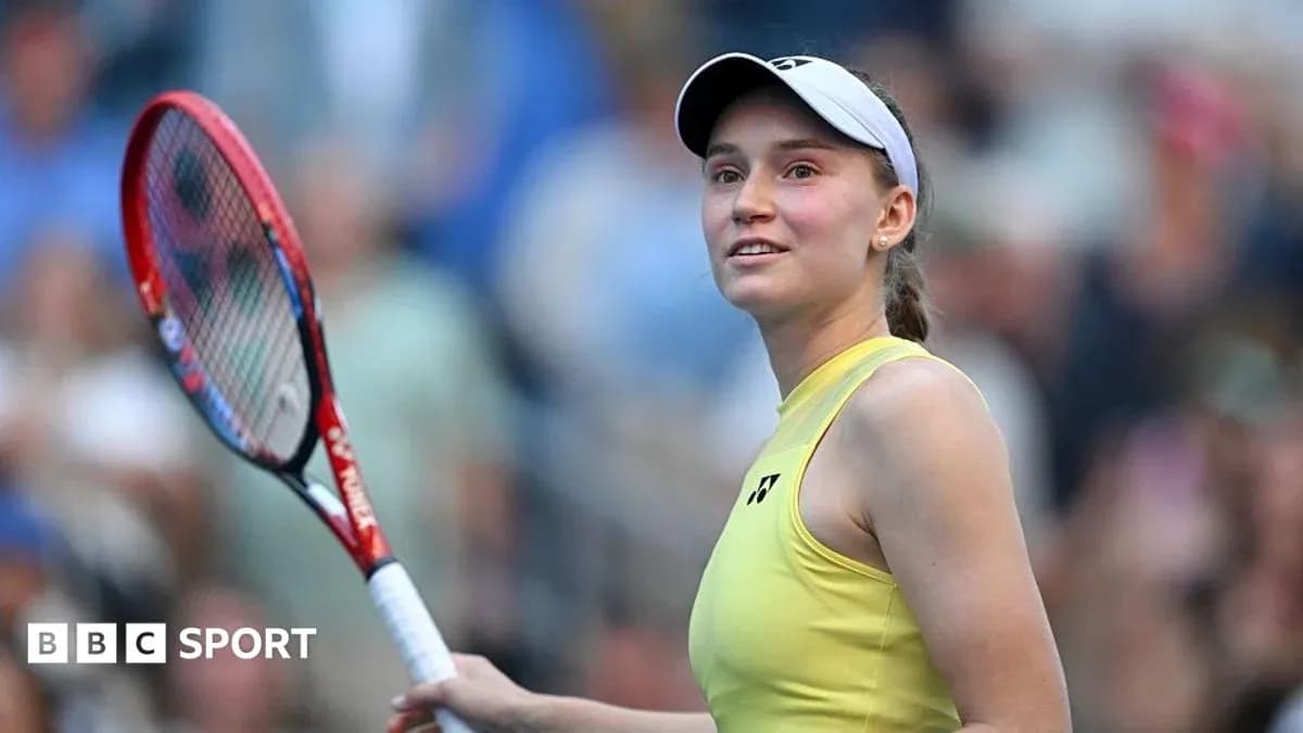 Jugadora de tenis sosteniendo una raqueta sonriente Jugadora de tenis sosteniendo una raqueta sonriente