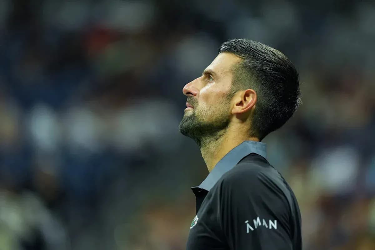 Jugador mirando hacia arriba en la cancha de tenis Jugador mirando hacia arriba en la cancha de tenis