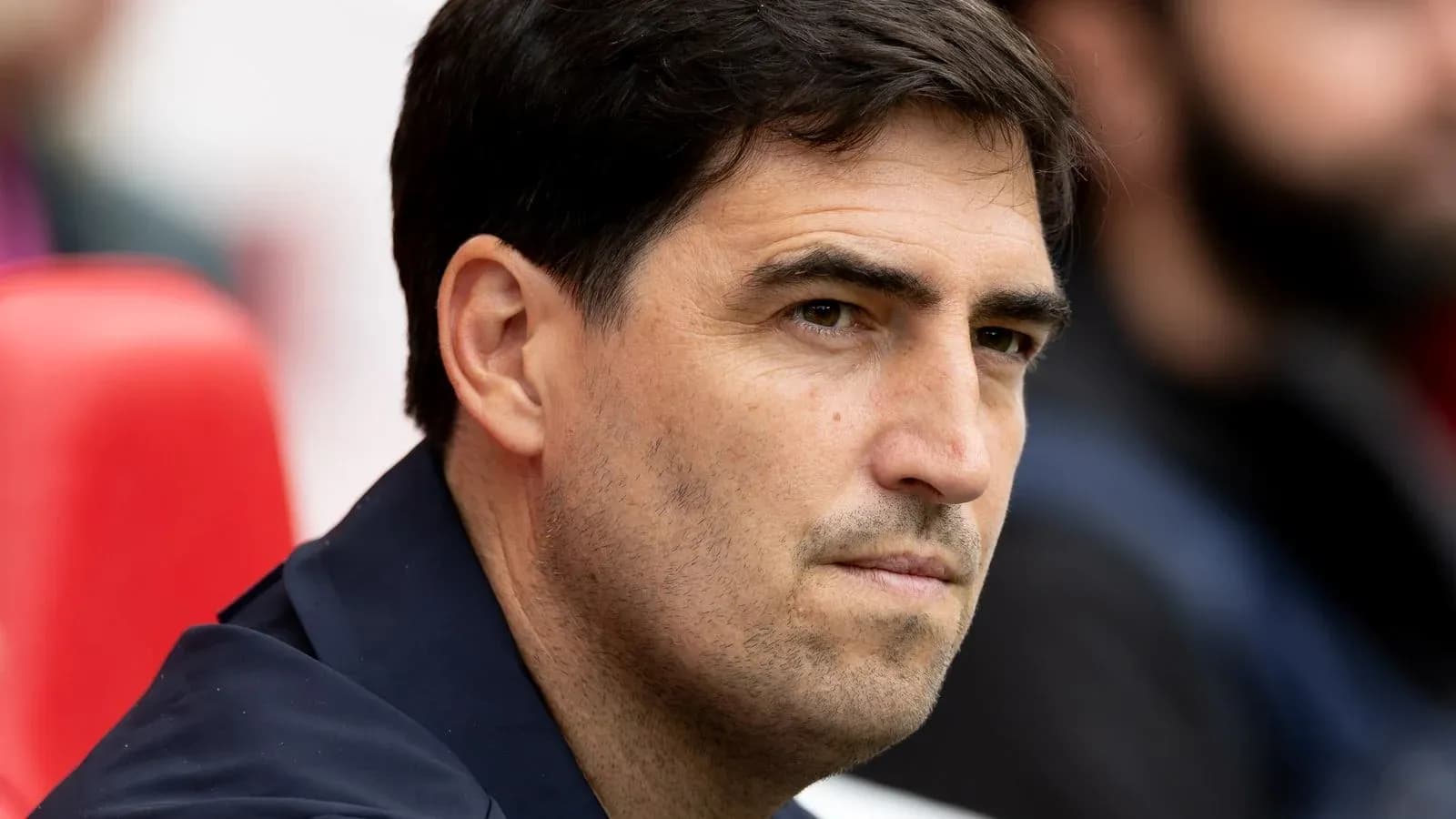 Entrenador observando el partido desde la banca Entrenador observando el partido desde la banca