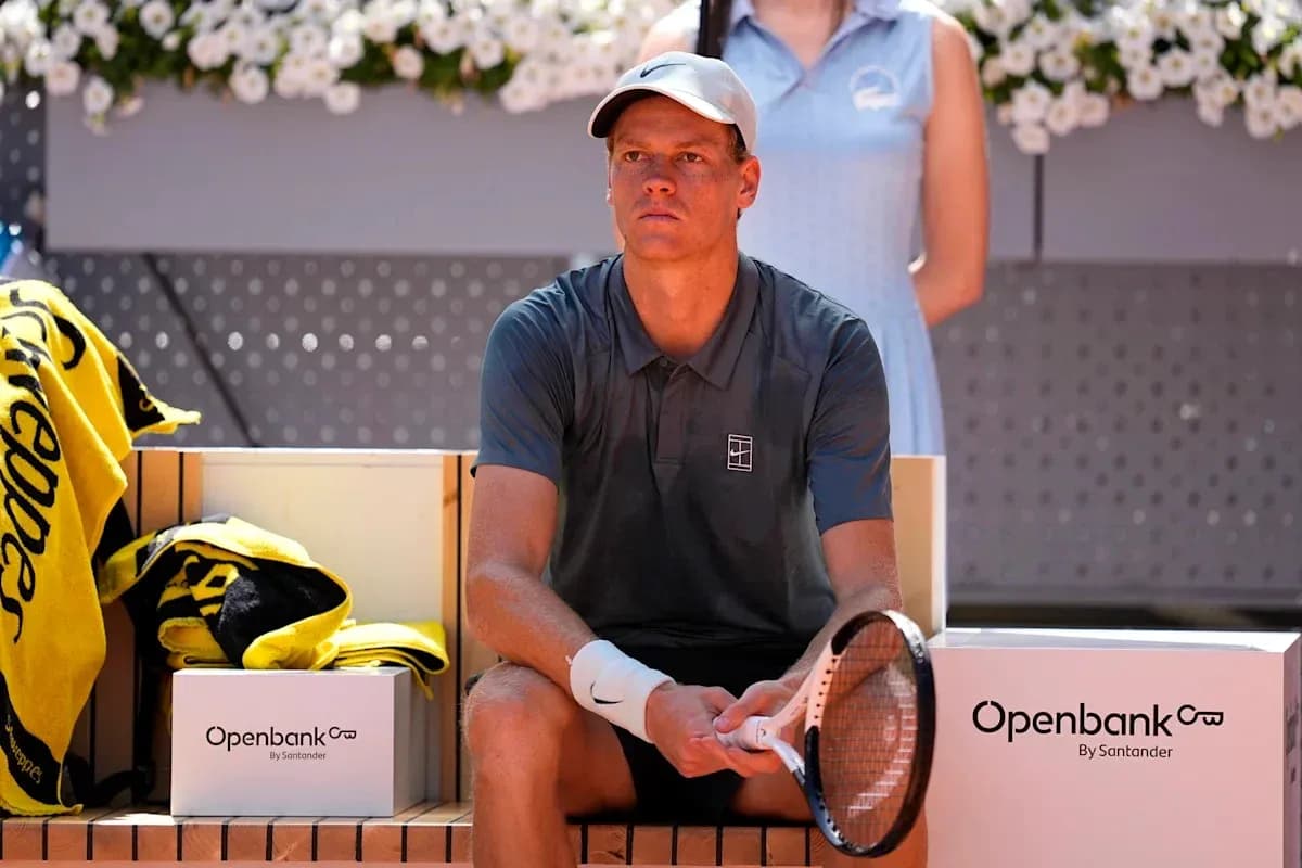 Jugador de tenis sentado en banco de descanso Jugador de tenis sentado en banco de descanso