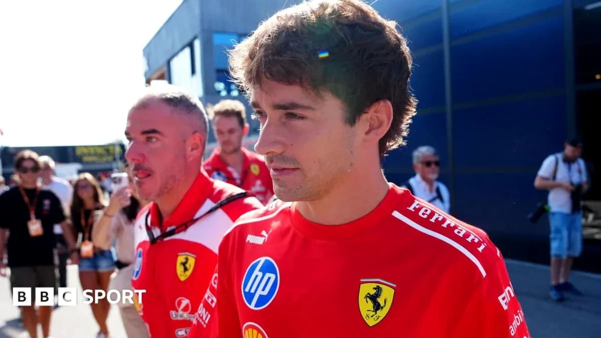 Piloto de Ferrari caminando en el paddock Piloto de Ferrari caminando en el paddock