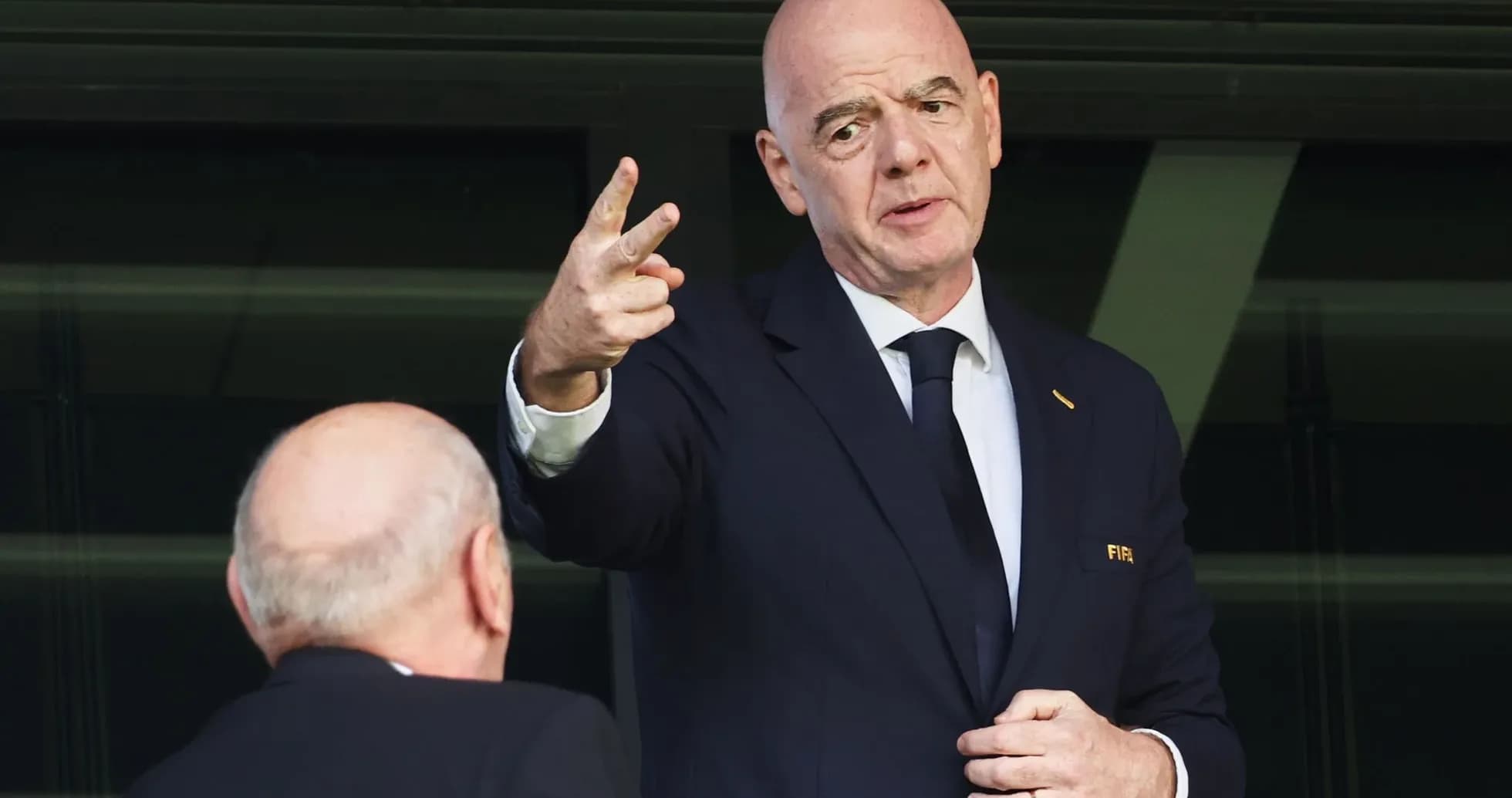 Gianni Infantino hablando en un palco de estadio Gianni Infantino hablando en un palco de estadio