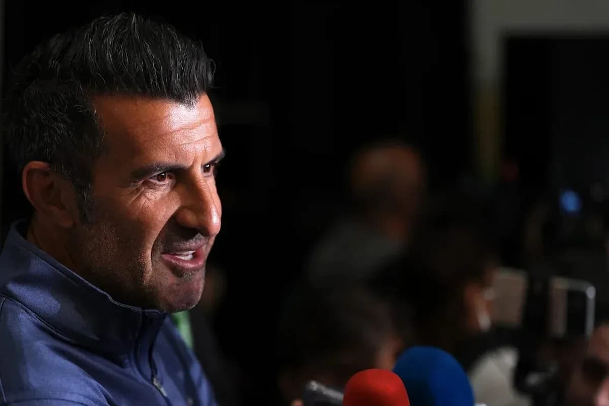 Entrenador hablando durante conferencia de prensa Entrenador hablando durante conferencia de prensa