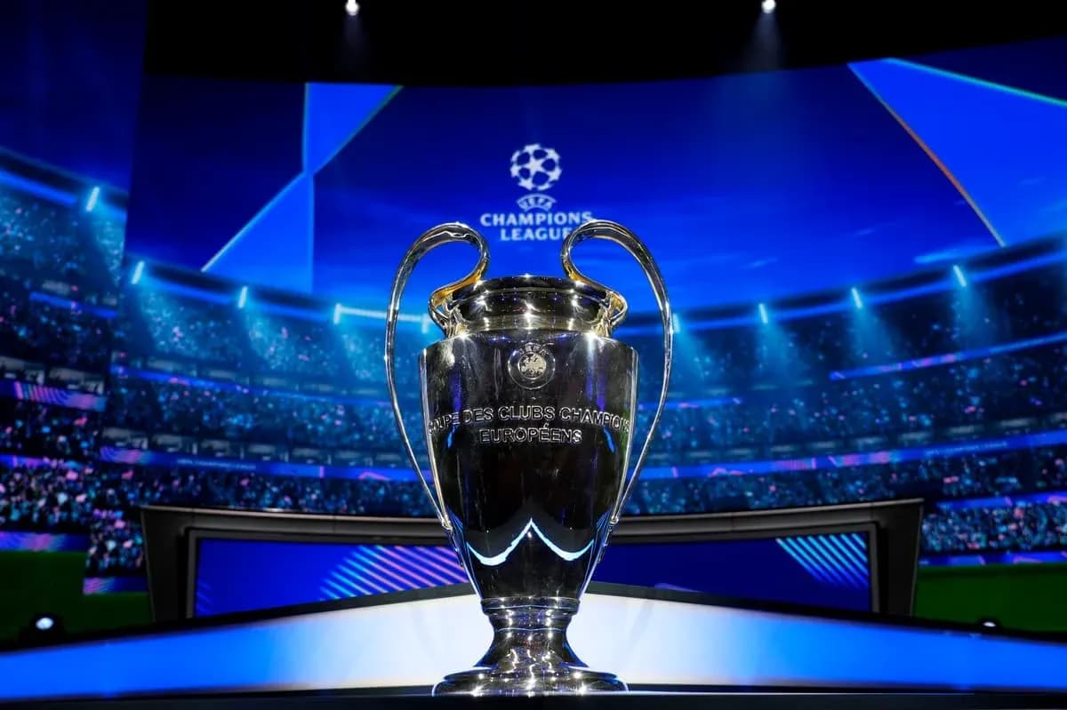 Trofeo de la Liga de Campeones en escenario iluminado Trofeo de la Liga de Campeones en escenario iluminado