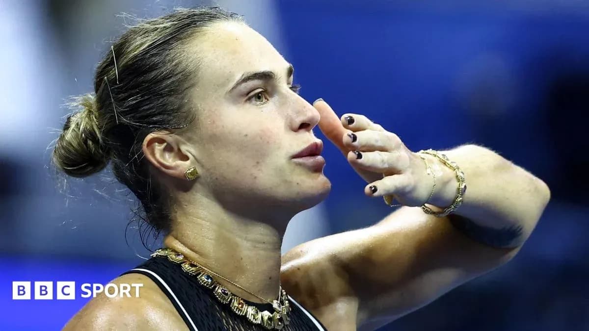 Jugadora de tenis saludando al público tras partido Jugadora de tenis saludando al público tras partido