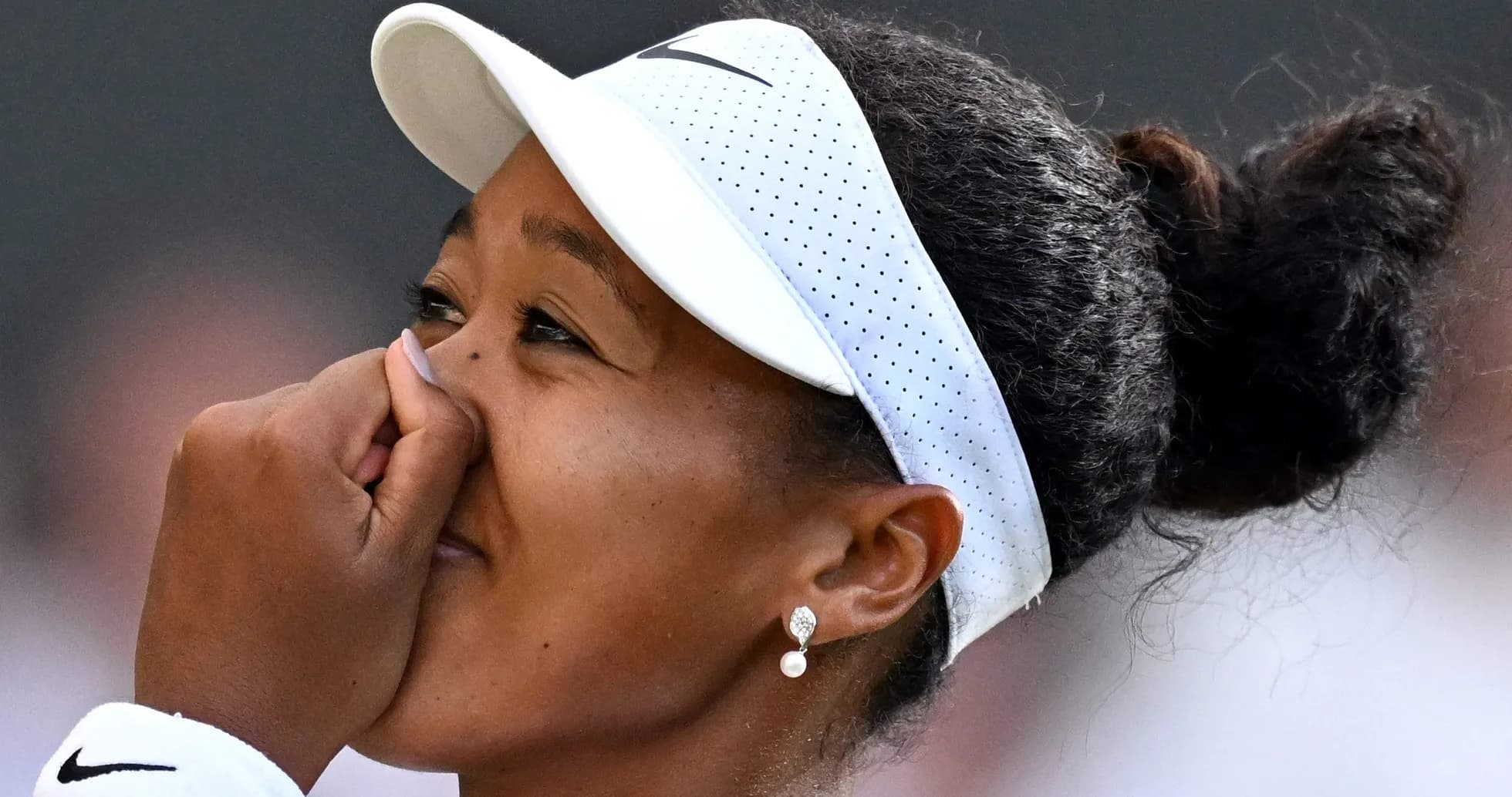 Naomi Osaka con gorra blanca durante un partido Naomi Osaka con gorra blanca durante un partido